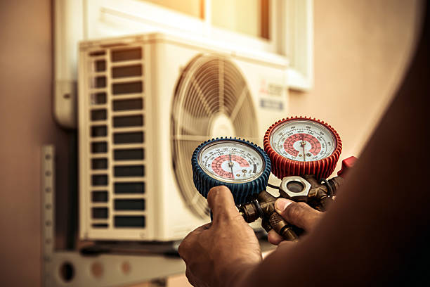 Professional Hvac technician working in Bridgeport, IL